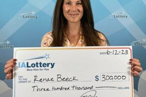 Hinton woman wins $300,000 in Iowa Lottery