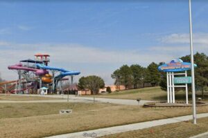 Daughter drowns at Kansas City waterpark, parents sue